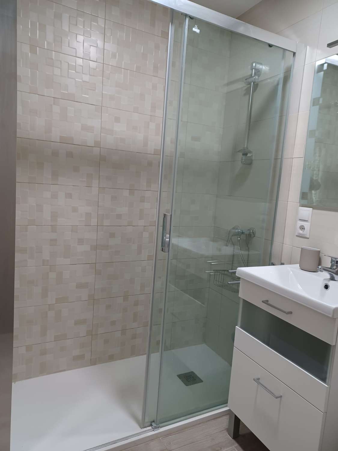 SE ALQUILA DESDE 1.9.26-15-6.27 BONITO APARTAMENTO A 100 METROS DE LA PLAYA EN BENALMÁDENA