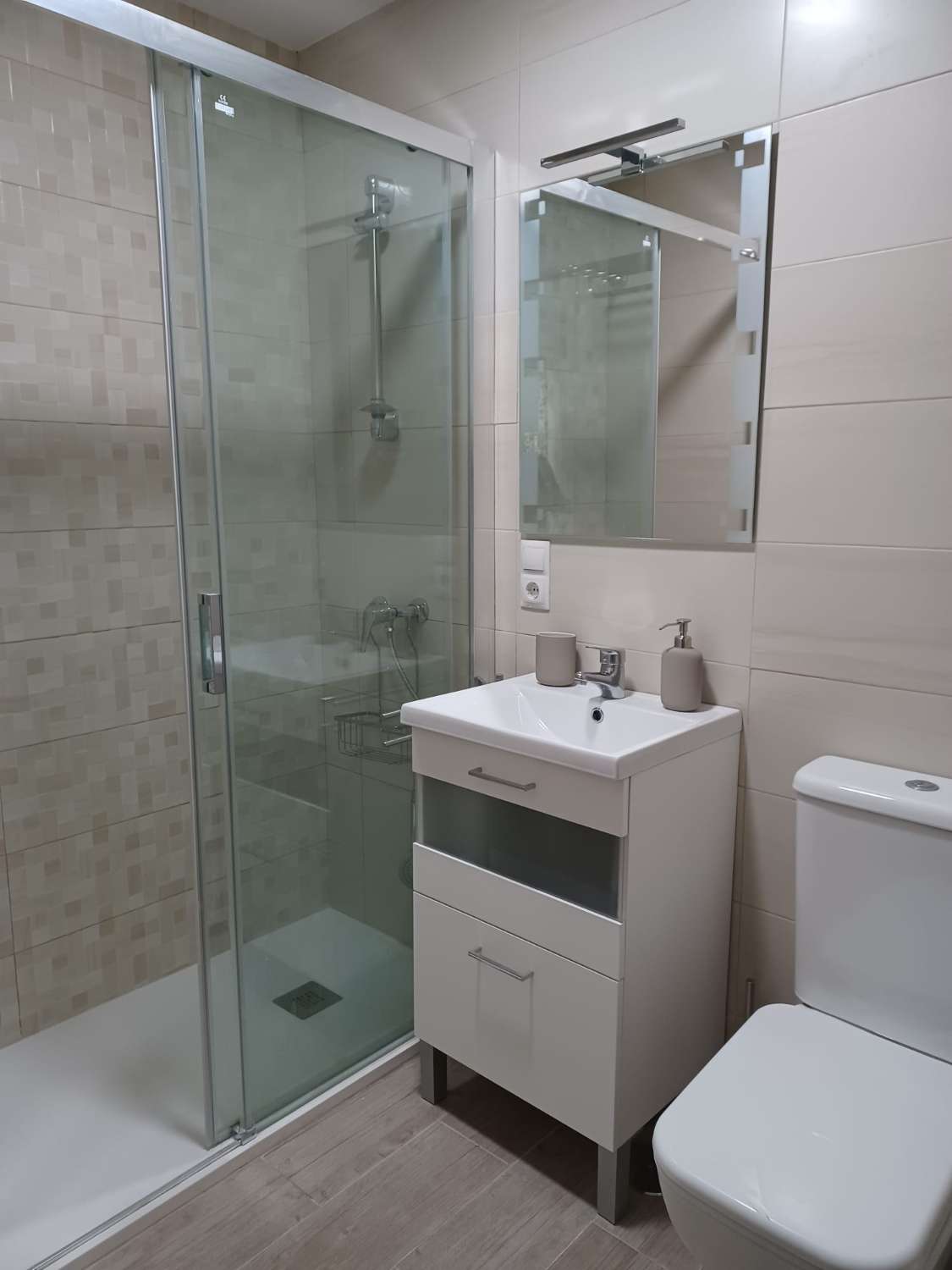 SE ALQUILA DESDE 1.9.26-15-6.27 BONITO APARTAMENTO A 100 METROS DE LA PLAYA EN BENALMÁDENA