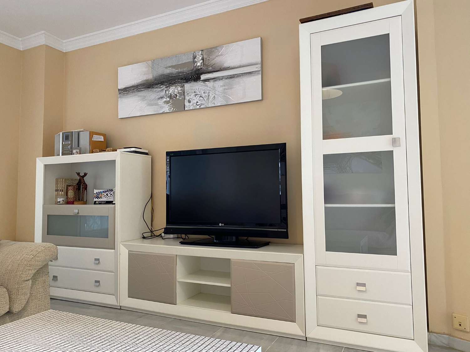 Se alquila hasta 31.5.26 y desde 1.9.26-31.5.27 bonito apartamento en 1ª línea de playa  en  Los Alamos.-