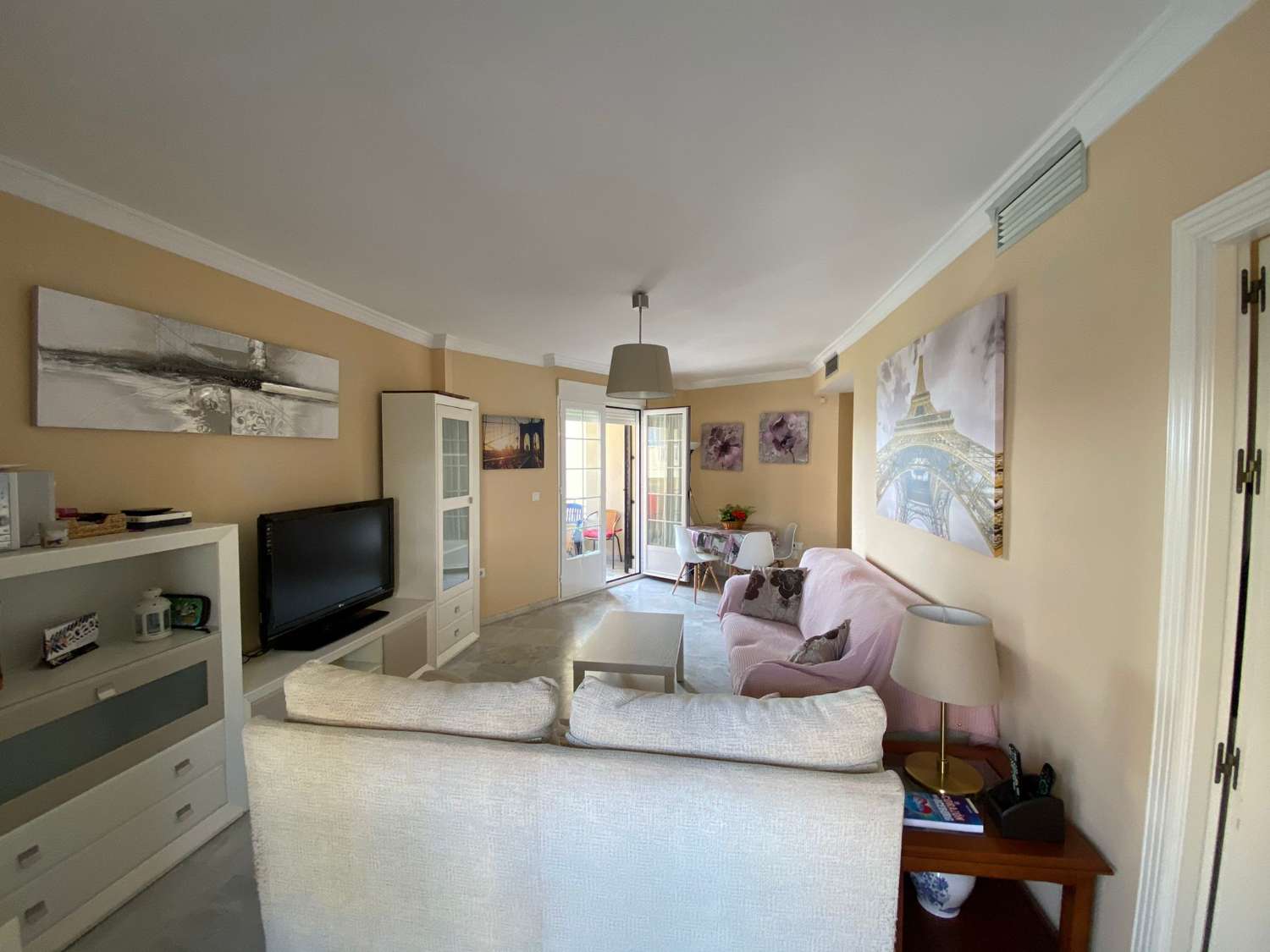 Se alquila hasta 31.5.26 y desde 1.9.26-31.5.27 bonito apartamento en 1ª línea de playa  en  Los Alamos.-