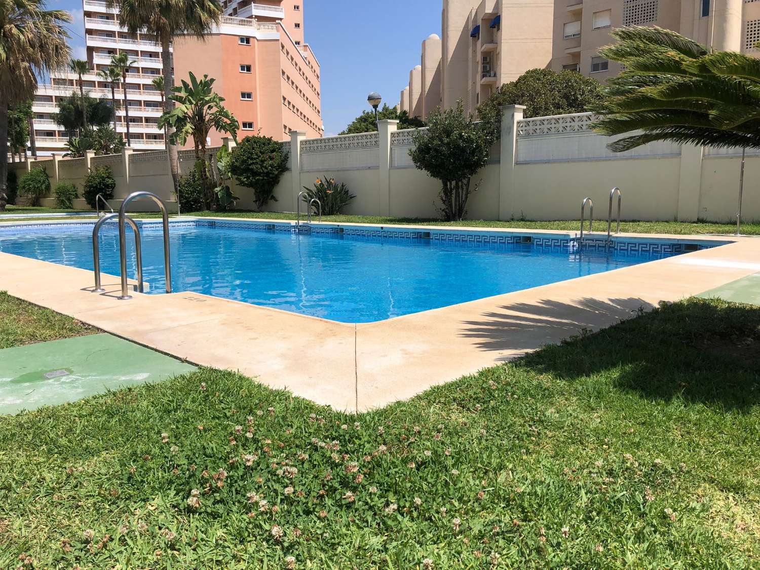Se alquila hasta 31.5.26 y desde 1.9.26-31.5.27 bonito apartamento en 1ª línea de playa  en  Los Alamos.-