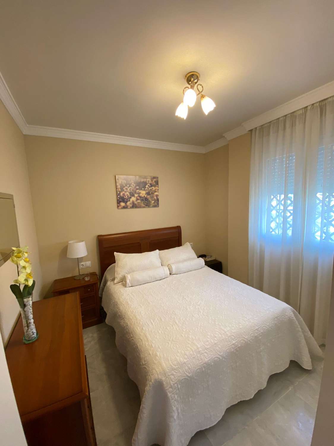 Se alquila hasta 31.5.26 y desde 1.9.26-31.5.27 bonito apartamento en 1ª línea de playa  en  Los Alamos.-