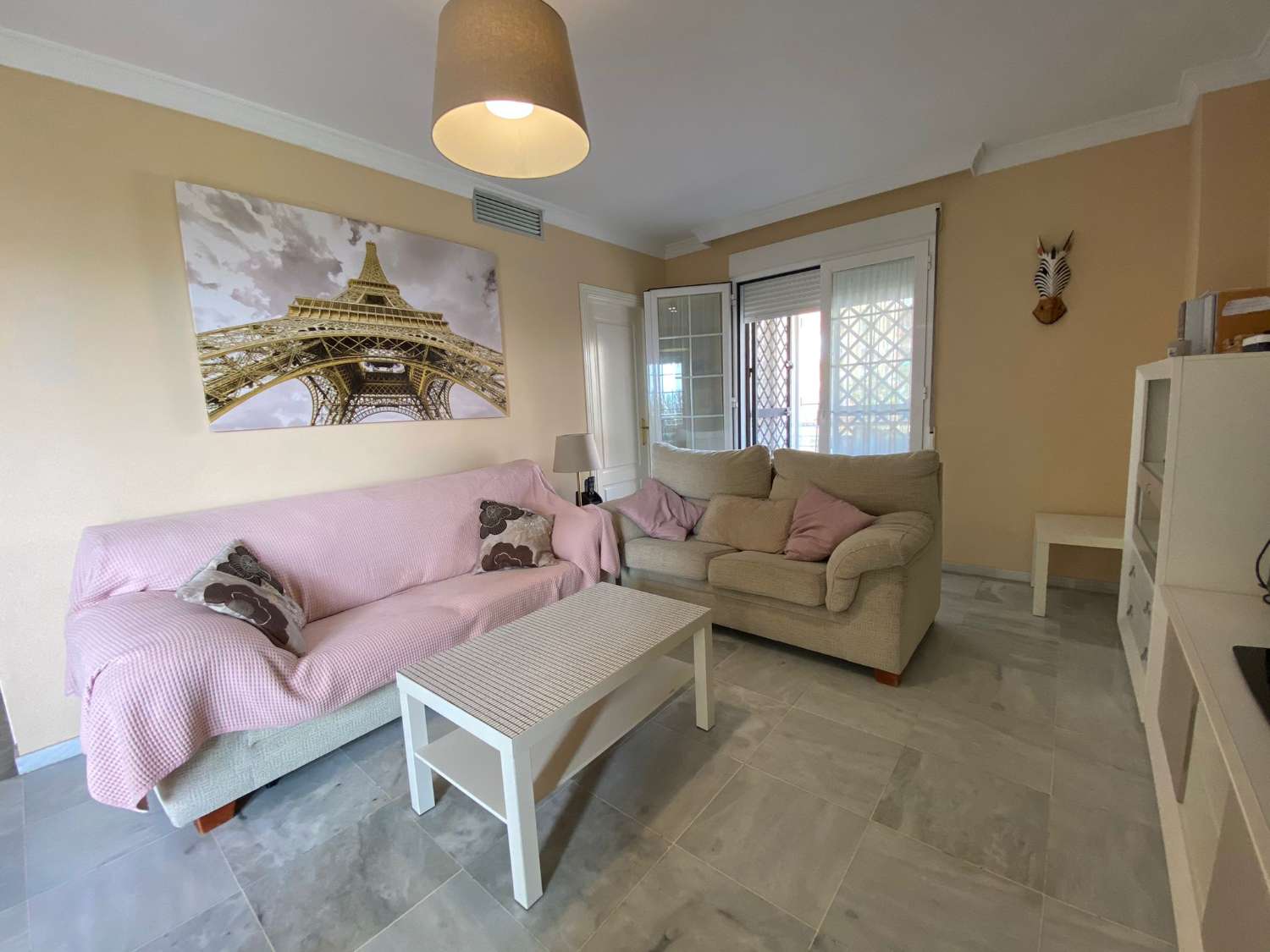 Se alquila hasta 31.5.26 y desde 1.9.26-31.5.27 bonito apartamento en 1ª línea de playa  en  Los Alamos.-