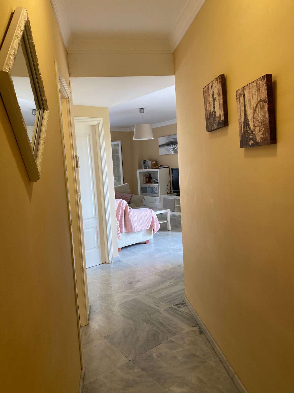 Se alquila hasta 31.5.26 y desde 1.9.26-31.5.27 bonito apartamento en 1ª línea de playa  en  Los Alamos.-