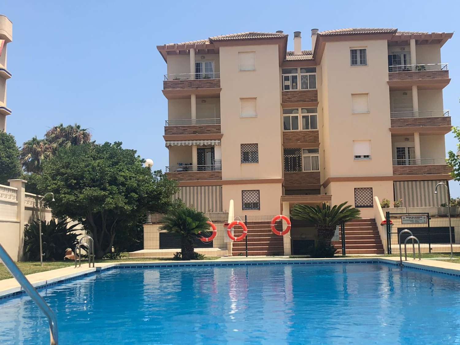 Se alquila hasta 31.5.26 y desde 1.9.26-31.5.27 bonito apartamento en 1ª línea de playa  en  Los Alamos.-