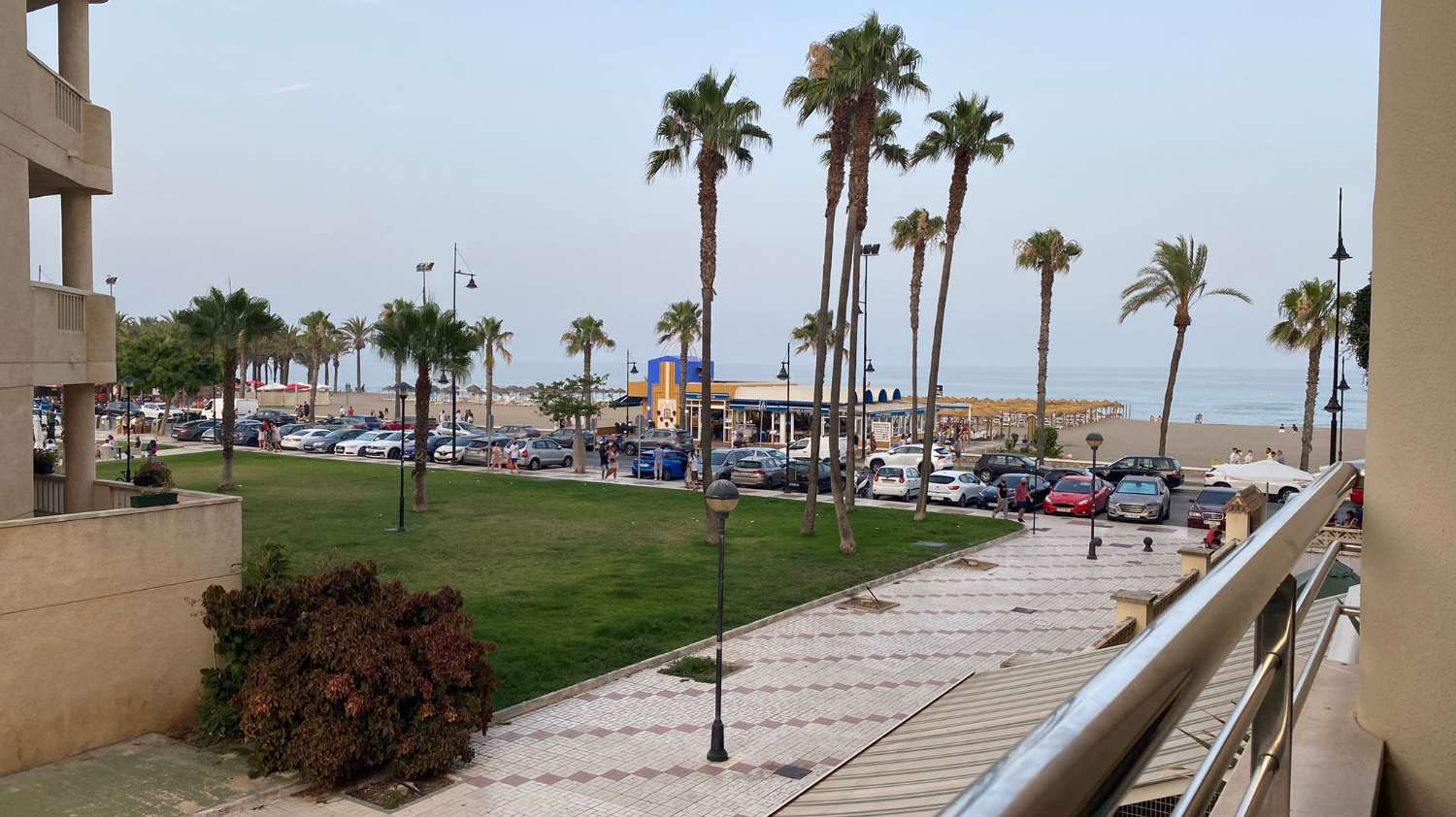 Se alquila hasta 31.5.26 y desde 1.9.26-31.5.27 bonito apartamento en 1ª línea de playa  en  Los Alamos.-