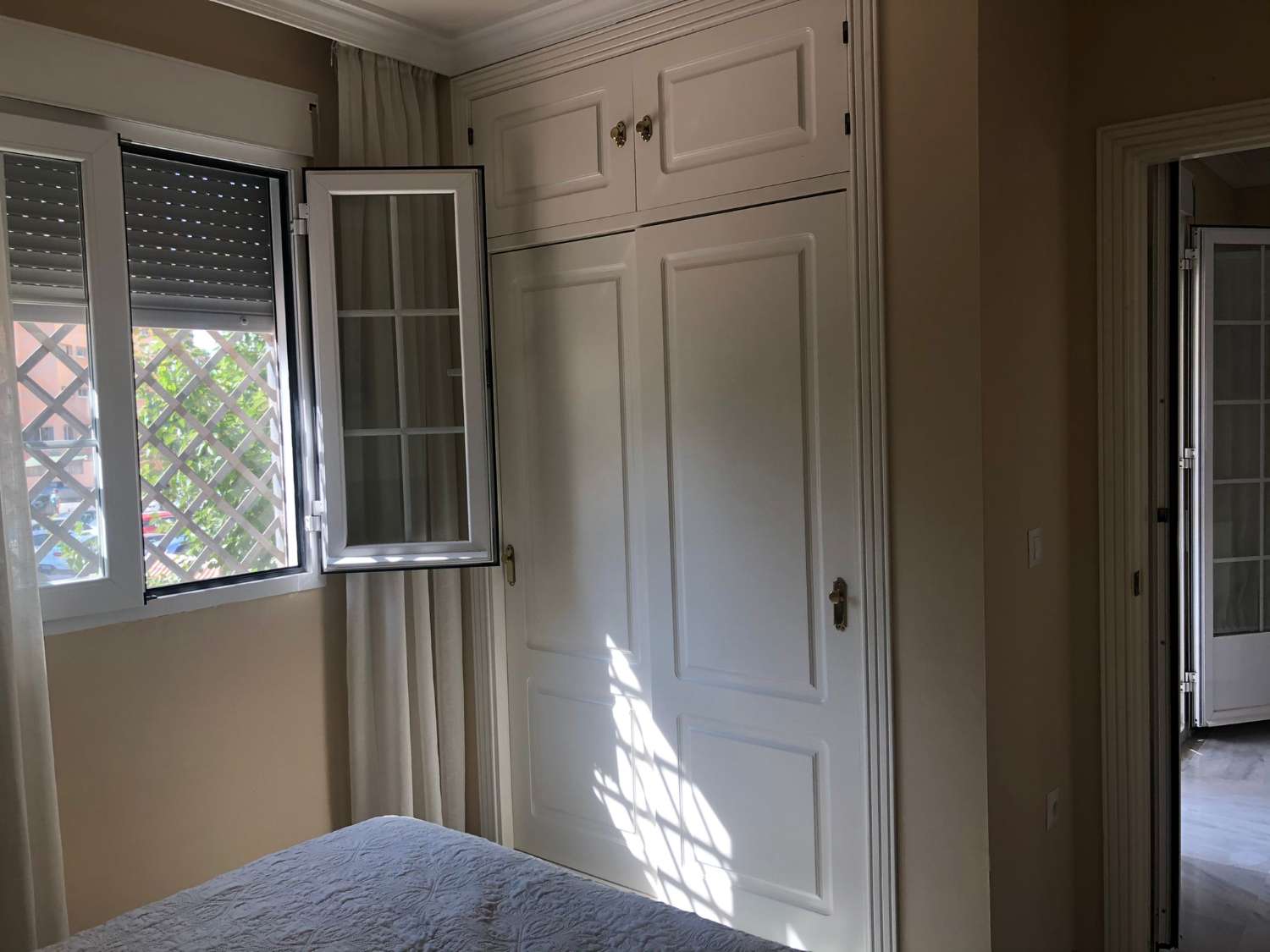 Se alquila hasta 31.5.26 y desde 1.9.26-31.5.27 bonito apartamento en 1ª línea de playa  en  Los Alamos.-