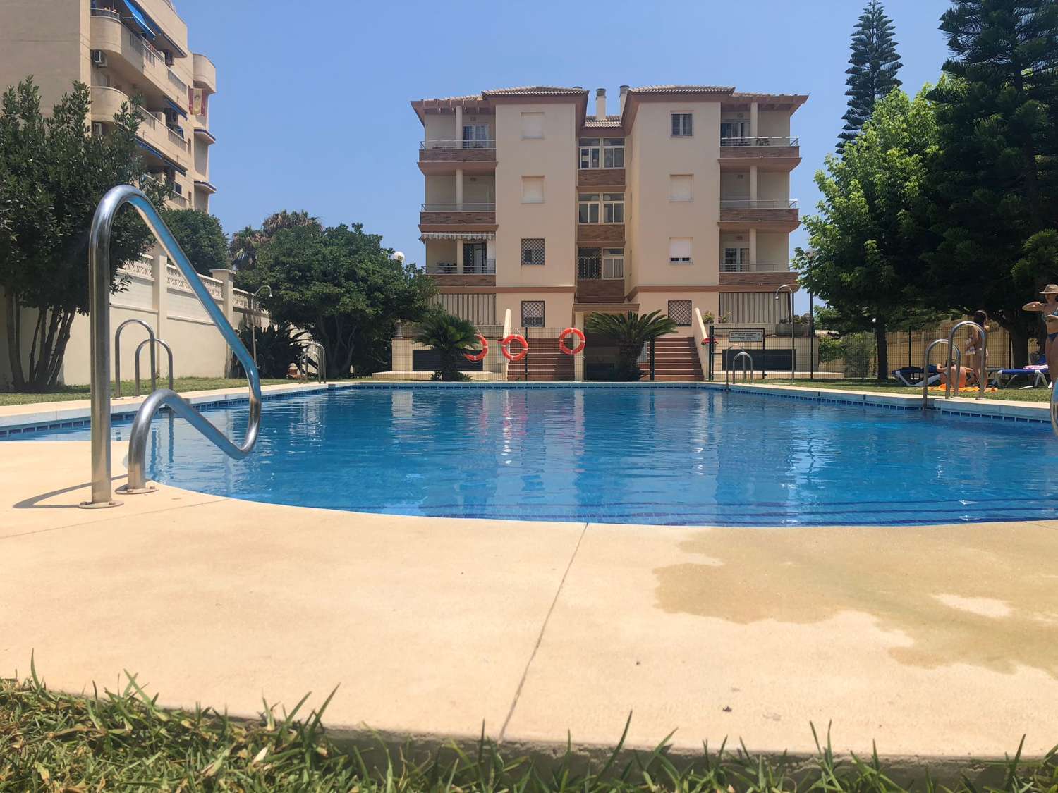 Se alquila hasta 31.5.26 y desde 1.9.26-31.5.27 bonito apartamento en 1ª línea de playa  en  Los Alamos.-