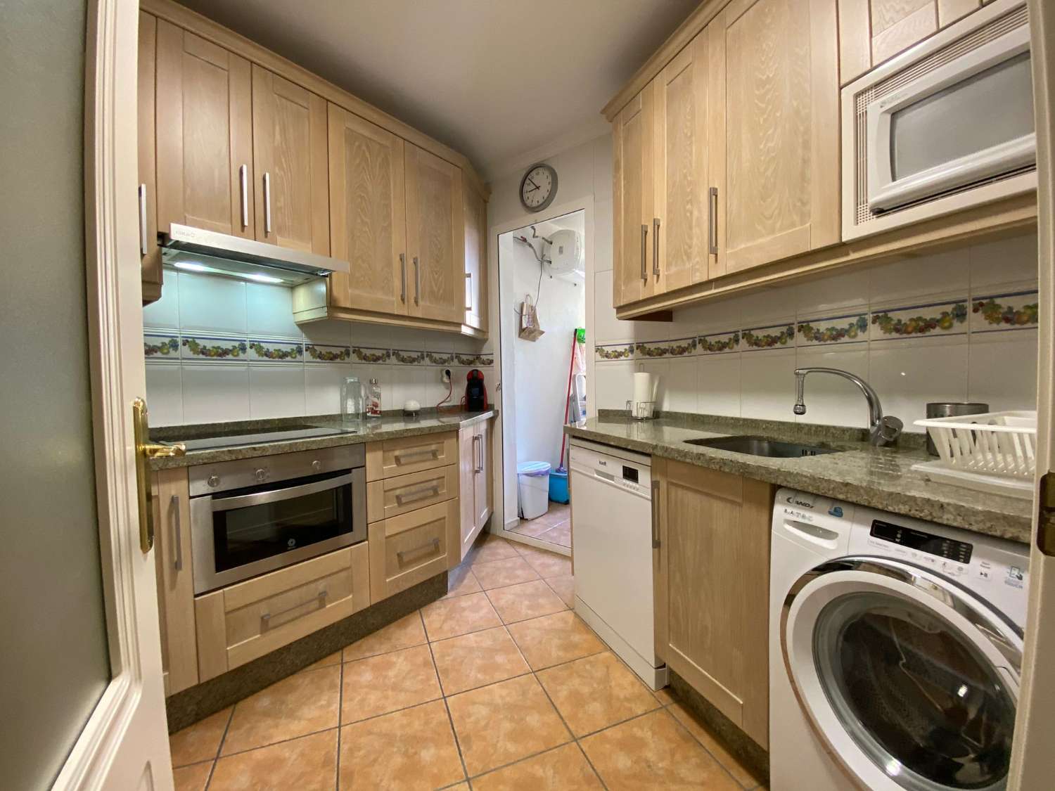 Se alquila hasta 31.5.26 y desde 1.9.26-31.5.27 bonito apartamento en 1ª línea de playa  en  Los Alamos.-