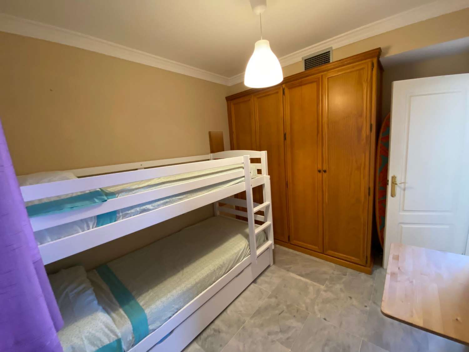 Se alquila hasta 31.5.26 y desde 1.9.26-31.5.27 bonito apartamento en 1ª línea de playa  en  Los Alamos.-