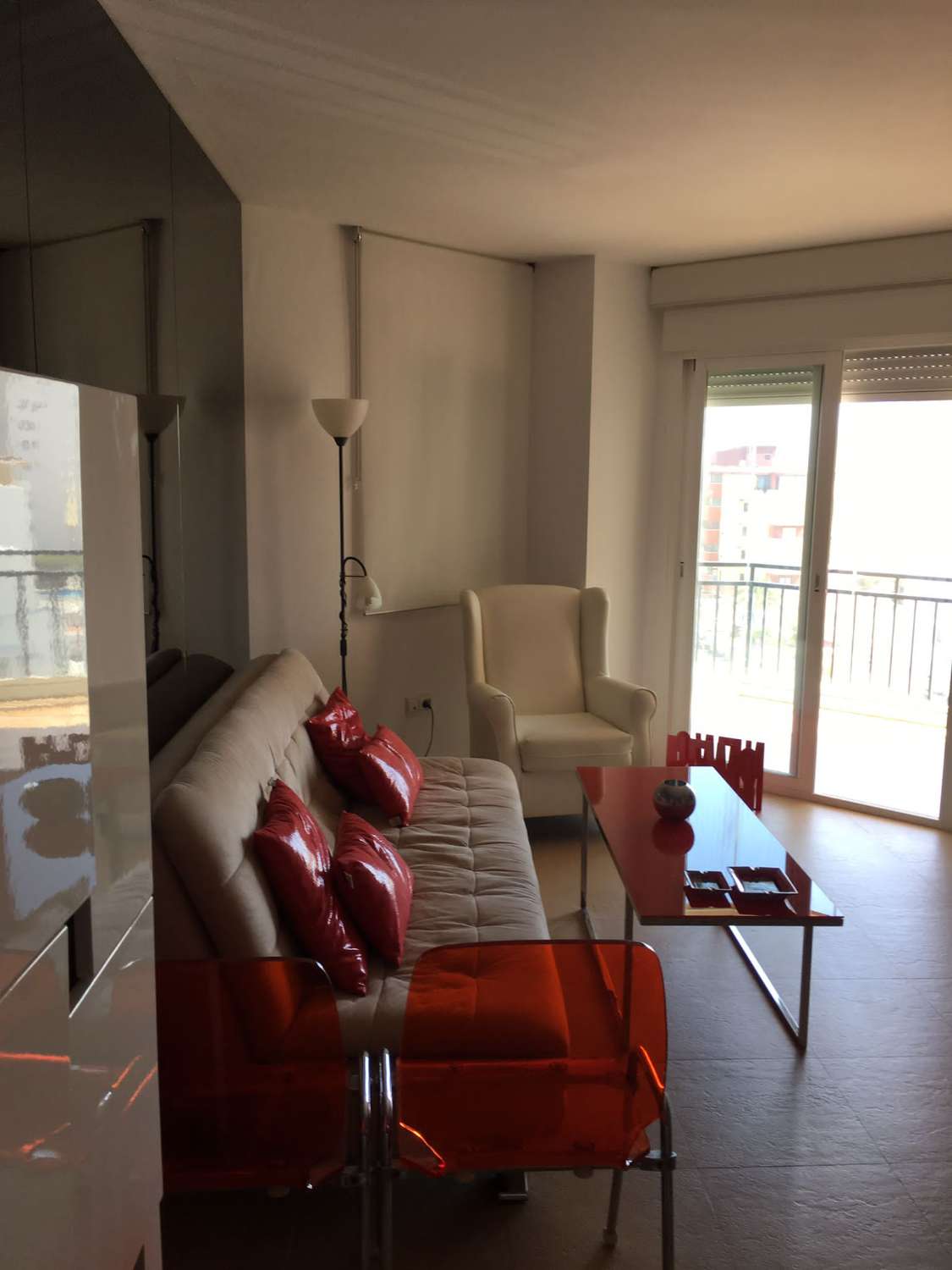 Se alquila  desde  18.1.27-30-5-27 bonito apartamento con vistas al mar en La Carihuela (TORREMOLINOS)