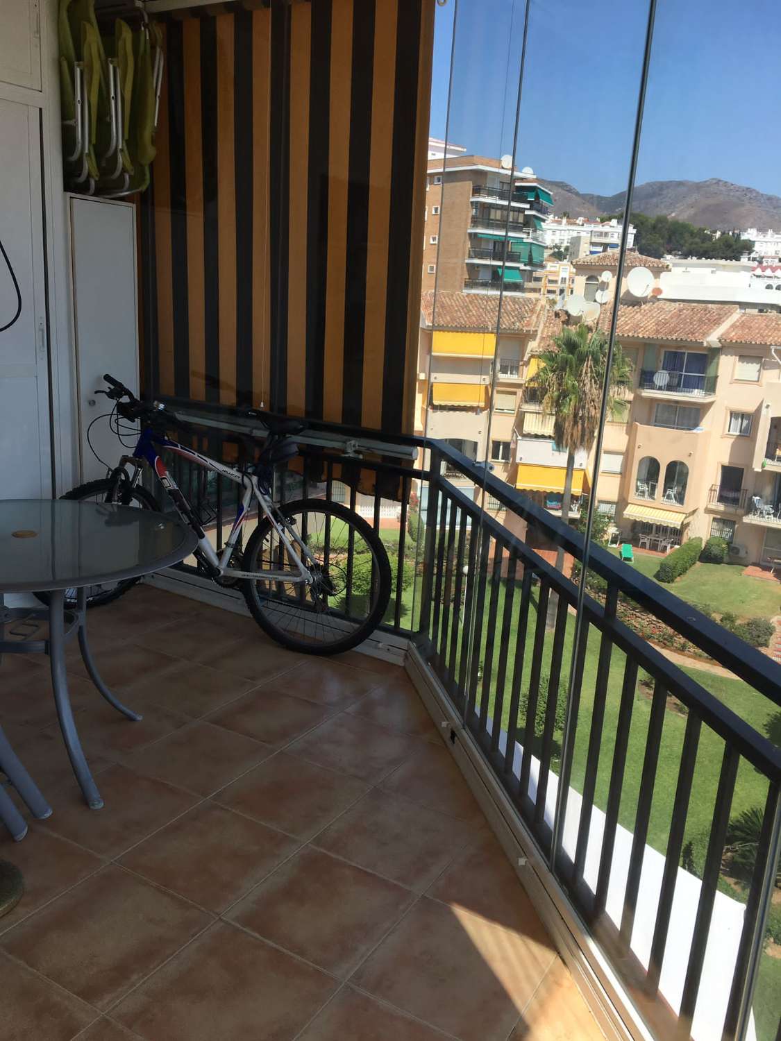 Se alquila  desde  18.1.27-30-5-27 bonito apartamento con vistas al mar en La Carihuela (TORREMOLINOS)