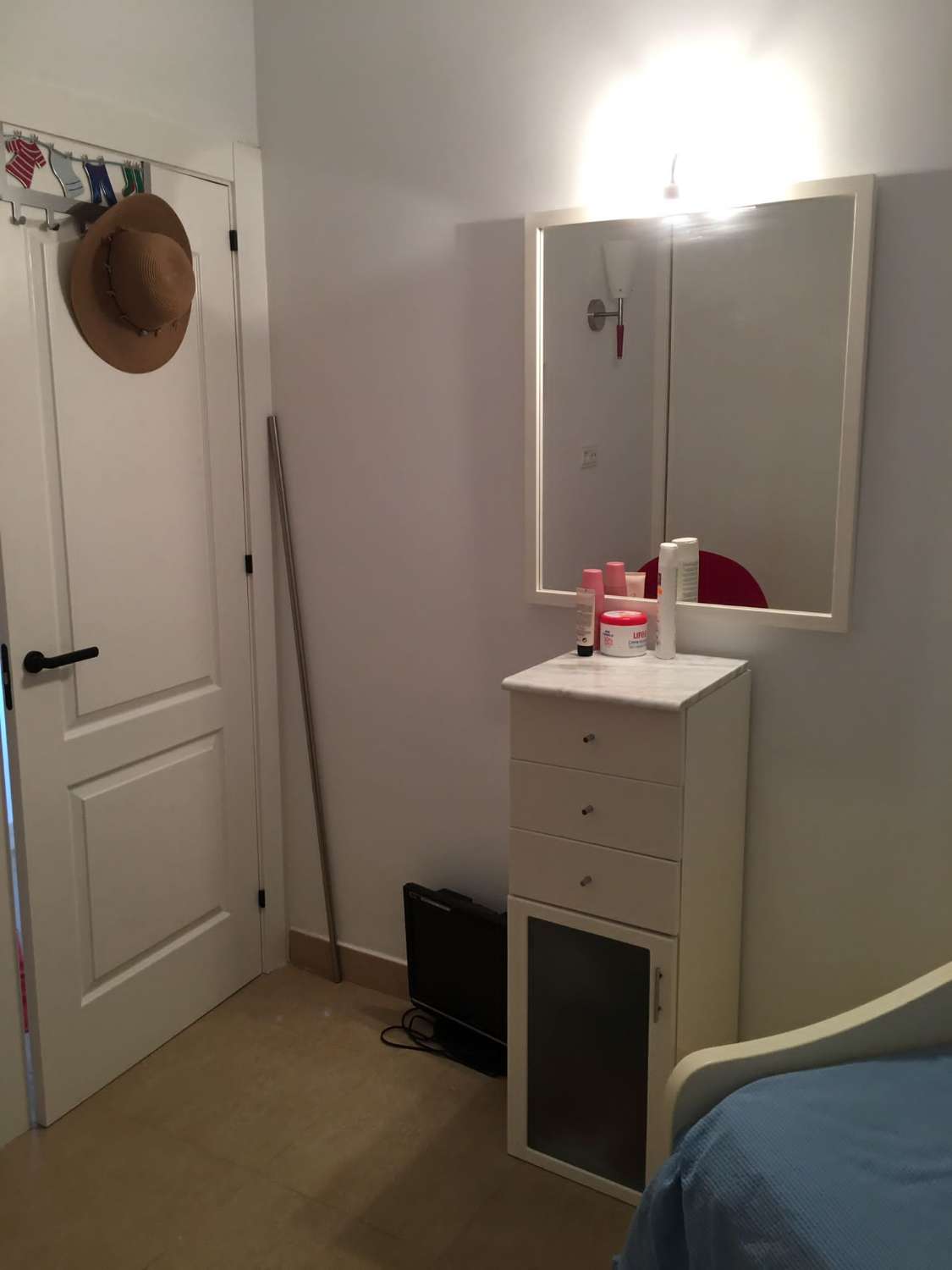 Se alquila  desde  18.1.27-30-5-27 bonito apartamento con vistas al mar en La Carihuela (TORREMOLINOS)